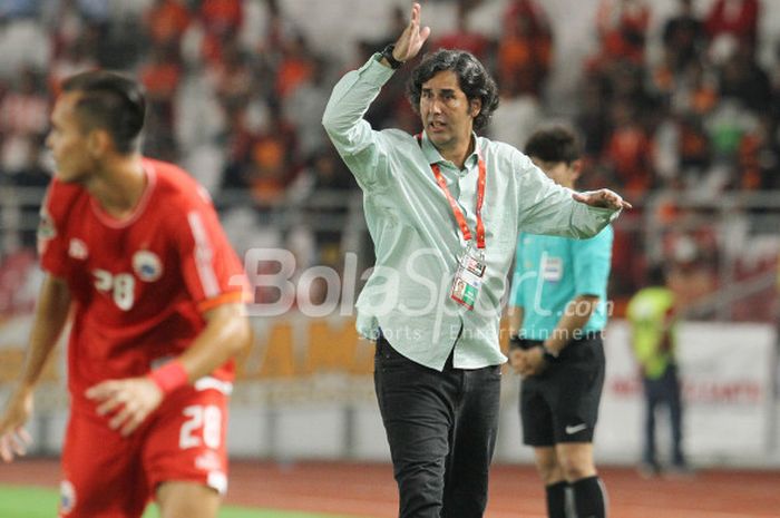 Aksi pelatih Persija Jakarta, Stefano Cugurra, saat anak asuhnya menjamu Tampines Rovers pada matchday kedua Grup H Piala AFC 2018 di SUGBK, Senayan, Jakarta Pusat, Rabu (28/2/2018).