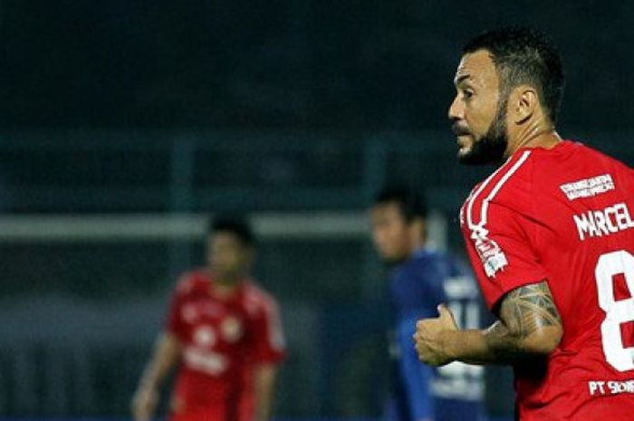 Striker Semen Padang, Marcel Sacramento saat membela timnya yang dijamu Arema FC pada pekan ke-33 Liga 1 musim 2017 di Stadion Kanjuruhan, Kab Malang, 4 November 2017. 