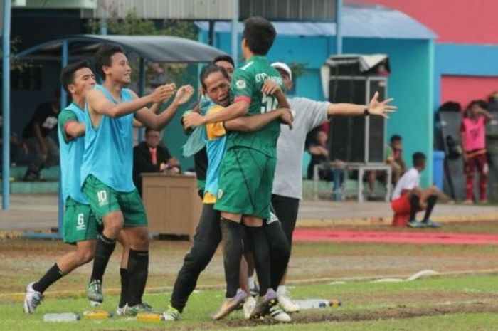 Penyerang PSS Sleman, Waskito Chandra dipeluk salah satu ofisial timnya seusai mencetak gol penyama ke gawang Perssu Super Madura pada semifinal ISC B di Stadion Gelora Bumi Kartini, Jepara, Rabu (14/12/2016) sore. 