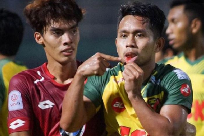 Pemain Kedah FA, Andik Vermansah, menunjukan luka darahnya saat melawan Kelantan FA, Jumat (8/6/2018)