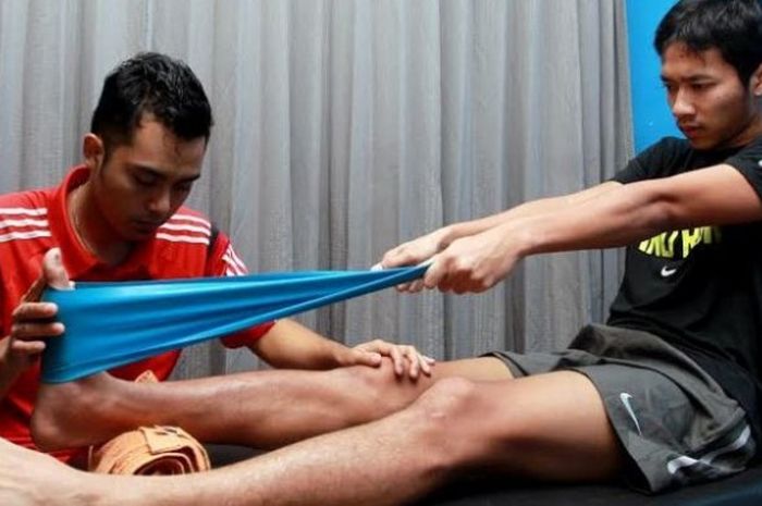 WInger Arema, Dendi Santoso saat menjalani terapi di bawah pengawasan fisioterapis Maradona, Sabtu (25/6/2016).
