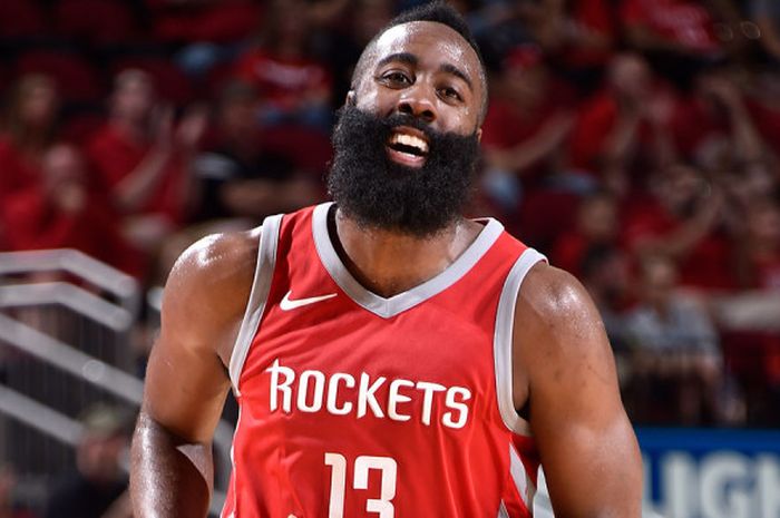 Pebasket bintang, Houston Rockets, James Harden, saat membela timnya pada lanjutan musim reguler NBA 2018-2019.