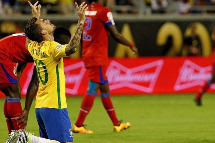 Pemain Brasil, Lucas Lima, selebrasi usai mencetak gol ke gawang Haiti  pada laga kedua Copa America Centenario 2016, Rabu (8/6/2016)