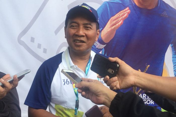 Mantan atlet bulu tangkis Indonesia, Icuk Sugiarto, berbicara kepada wartawan di sela acara kirab obor Asian Games 2018 di Balai Kota Bogor, Jawa Barat, Selasa (14/8/2018)