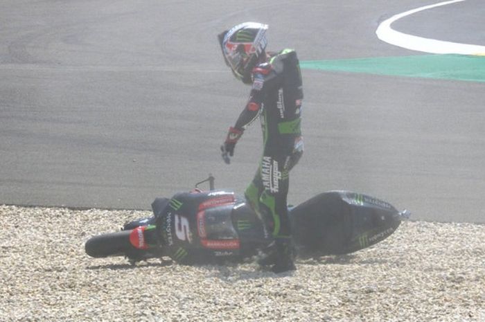 Momen sesaat sesudah Johann Zarco (Yamaha Tech3) mengalami kecelakaan pada balapan MotoGP Prancis 2018, Minggu (20/5/2018).