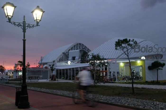 Pantai indah kota Adler di Sochi menjadi latar belakang pertandingan perempat final Piala Dunia 2018 antara timnas Rusia dan timnas Kroasia yang akan digelar di Stadion Olimpiade Fisht pada Sabtu (7/7/2018).