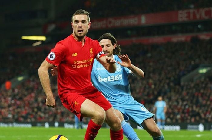 Kapten Liverpool, Jordan Henderson, beraksi dalam laga melawan Stoke City di Anfield pada Selasa (27/12/2016)