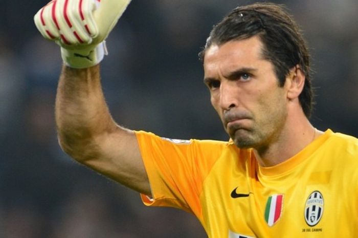 Seragam Juventus yang dikenakan Gianluigi Buffon pada musim 2012-2013. 