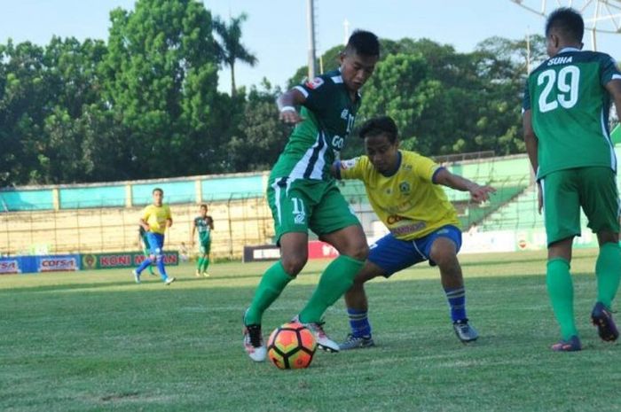 Dua pemain PSMS Medan, Choiril Hidayat (kiri) dan Suhandi mengapit satu pilar 757 Kepri Jaya FC pada laga perdana Liga 2 musim 2017 di Stadion Teladan, Minggu (23/4/2017). 