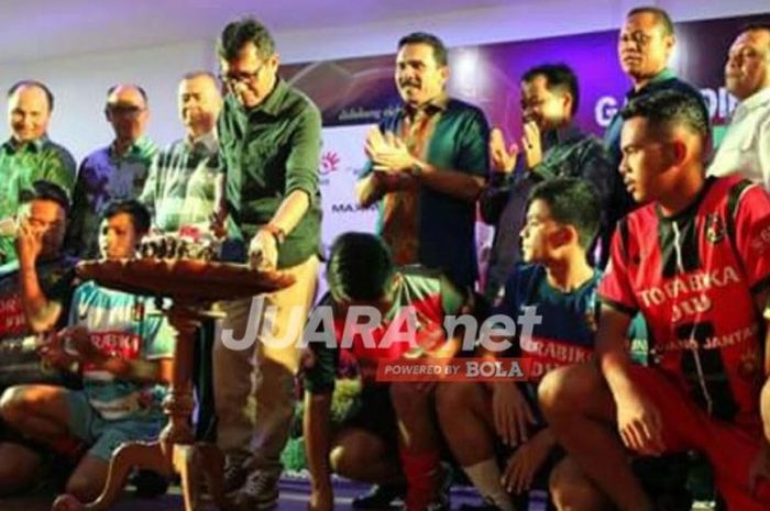 Gubernur Sumatera Barat, Irwan Prayitno, memotong kue pada perayaan ulang tahun ke-87 PSSI yang dirayakan dalam gala dinner Piala Minang Kabau di Auditorium Gubernuran Sumbar, Rabu (19/4/2017) malam.