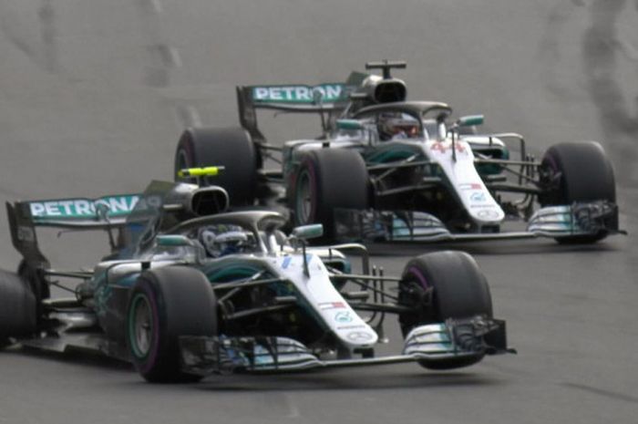 Pebalap Mercedes, Valtteri Bottas (kiri) mengalami pecah ban pada lap ke-48 balapan seri keempat GP Azerbaijan yang digelar di Sirkuit Baku City, Azerbaijan (29/4/2018).