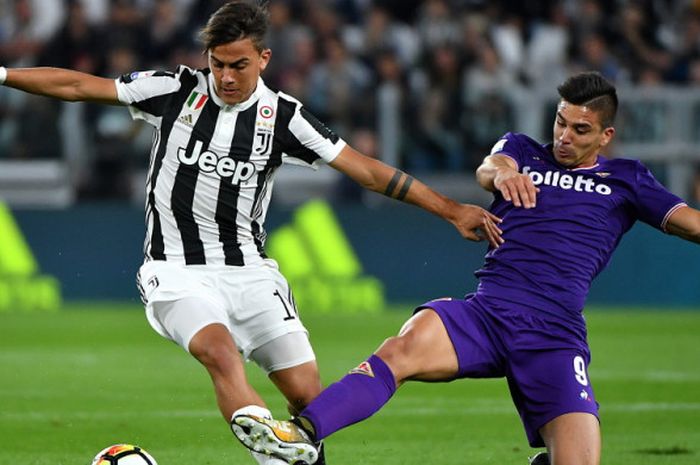 Striker Fiorentina, Giovanni Simeone (kanan), mencoba merebut bola dari kaki penyerang Juventus, Paulo Dybala, dalam pertandingan Liga Italia 2017-2018 di Juventus Stadium, Turin, Italia, pada 20 September 2017.