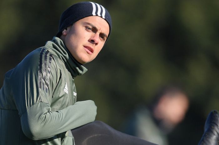 Striker Juventus, Paulo Dybala, menjalani sesi latihan di Juventus Training Center, Vinovo, Italia, pada 4 Desember 2017.