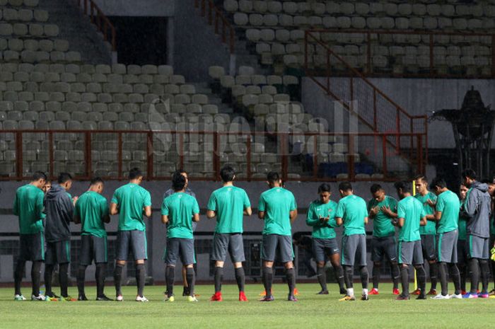 Sesi latihan timnas U-23 Indonesia jelang melawan timnas U-23 Suriah yang akan berlangsung di Stadion Wibawa Mukti, Cikarang, Jawa Barat,Kamis (16/11/2017).