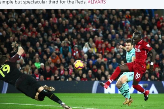 Penyerang Liverpool FC, Sadio Mane (kanan), mencetak gol ke gawang Arsenal dalam laga Liga Inggris di Stadion Anfield, Liverpool pada 29 Desember 2018.