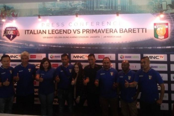 Suasana konferensi pers jelang laga Italian Legend melawan Primavera Baretti di VIP Barat Gelora Bung Karno, Jakarta, Senin (28/3/2016).
