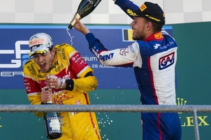 Pebalap Prema Racing asal Italia, Antonio Giovinazzi, berekspresi ketika mendapat siraman wine dari Luca Ghiotto (Trident) setelah menjadi juara GP2 Belgia di Sirkuit Spa-Franchorchamps, Minggu (28/8/2016).