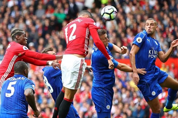 Bek Manchester United, Chris Smalling (tengah), mencetak gol melalui sundulan ke gawang Leicester City dalam pertandingan Premier League di Old Trafford, Manchester, Inggris, 24 September 2016.