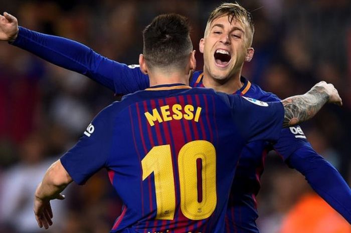 Penyerang Barcelona Gerard Deulofeu memeluk Lionel Messi seusai mencetak gol ke gawang Malaga dalam partai Liga Spanyol di Camp Nou, Barcelona, 21 Oktober 2017.