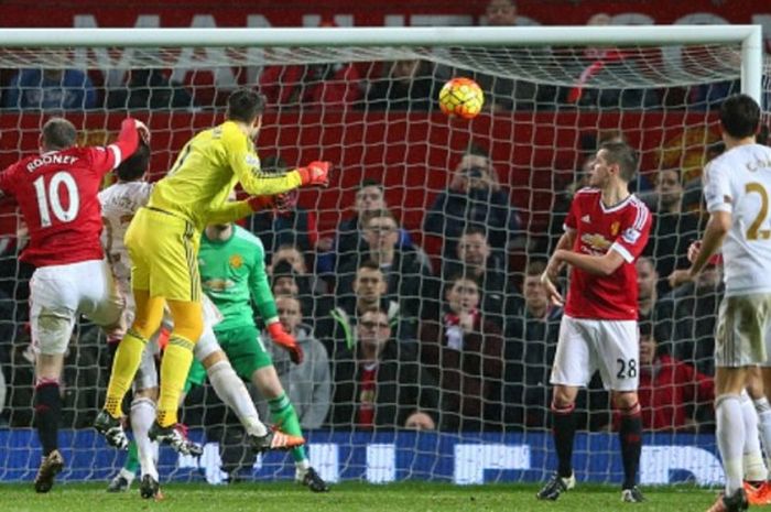Kiper Swansea City, Lukasz Fabianski, hampir mencetak gol ke gawang Manchester United andai sundulan dia tidak melebar. Pertandingan Premier League yang bergulir di Old Trafford, Manchester, Inggris, pada Sabtu (2/1/2016) itu dimenangi oleh Man United dengan skor 2-1.