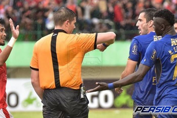   Wasit Shaun Evans (tengah) saat memimpin pertandingan Liga 1 antara Persija Jakarta versus Persib 
