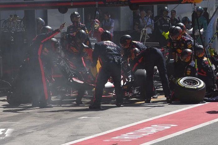 Pebalap tim Red Bull mengganti bagian depan mobilnya setelah mengalami tabrakan dengan Felipe Massa pada balapan F1 GP Italia (3/9/2017).