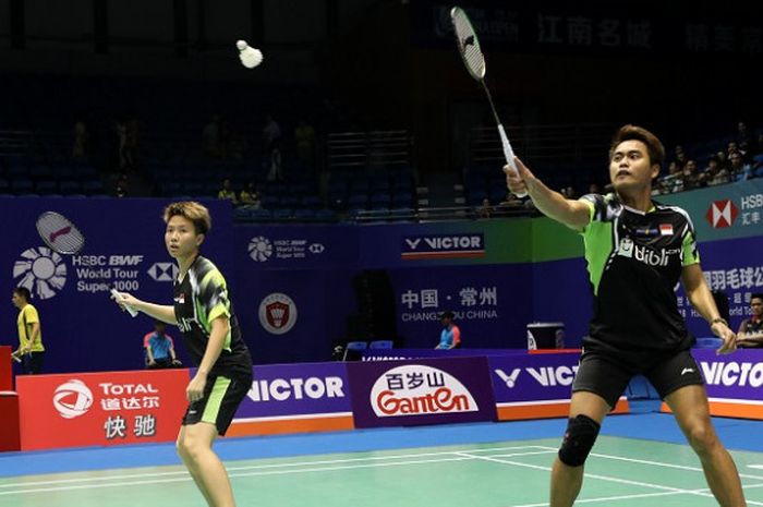 Pasangan ganda campuran Indonesia, Tontowi Ahmad/Liliyana Natsir, mengembalikan kok ke arah Yuki Kaneko/Misaki Matsumoto (Jepang) pada babak pertama China Open 2018 yang berlangsung di Olympic Sports Center Xincheng Gymnasium, Changzou, Selasa (18/9/2018).