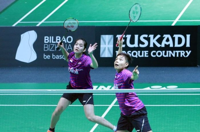 Pasangan ganda putri Indonesia, Tania Oktaviani Kusumah/Apriani Rahayu, saat menjalani pertandingan melawan Spanyol pada Kejuaraan Dunia Junior di Bilbao Arena, Bilbao, Spanyol, Kamis (3/11/2016).