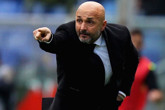 Pelatih AS Roma, Luciano Spalletti, memberikan instruksi kepada pemainnya di pertandingan melawan Hellas Verona di Olimpico, Minggu (16/1/2016)