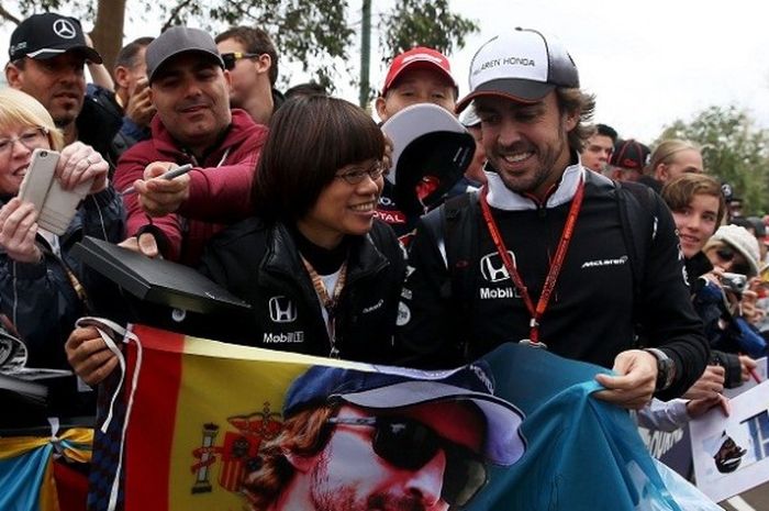 Pabalap McLaren Fernando Alonso, disambut penggemar jelang Australia Grand Prix di Sirkuit Melbourne Grand Prix, Albert Park, Australia, Sabtu (19/3/2016).