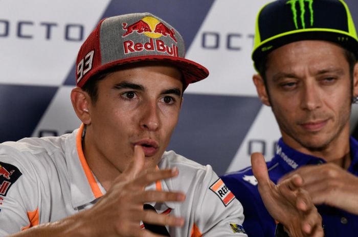     Pebalap Repsol Honda Marc Marquez (kiri) dan pebalap Movistar Yamaha Valentino Rossi saat konferensi pers pre-event MotoGP San Marino di Sirkuit Misano, Kamis (6/9/2018).    