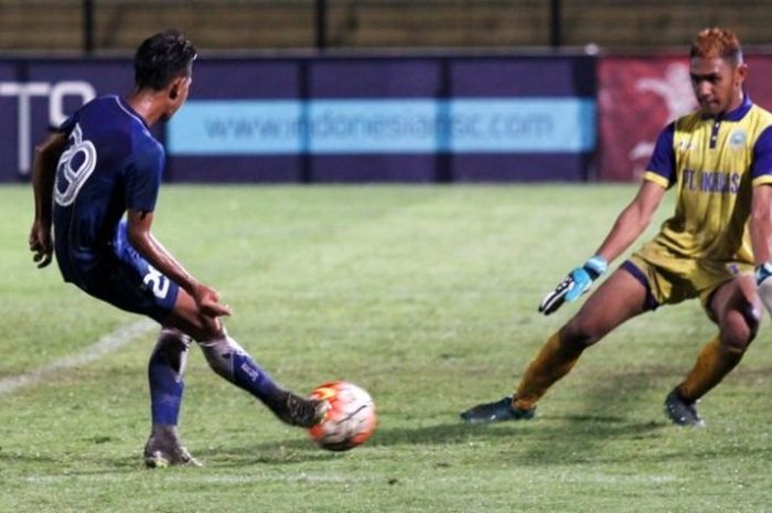 Pemain Persib, Gabriel Ragil Malthius (kiri) mencoba mengecoh kiper Persihaltim, Abdul Rivai pada laga 8 besar Piala Soeratin di Stadion Sultan Agung, Bantul, Sabtu (3/12/2016) malam.