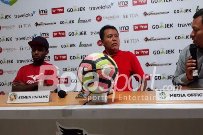 Pelatih Semen Padang, Syafrianto Rusli (tengah), bersama dengan Friddolin (kiri) di Stadion Patriot, Bekasi, Sabtu (21/10/2017)