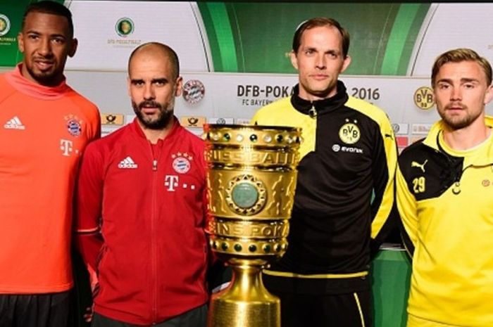 Dari kiri ke kanan: Jerome Boateng, Josep Guardiola (Bayern Muenchen), Thomas Tuchel, dan Marcel Schmelzer (Borussia Dortmund), berpose dengan trofi Piala Jerman yang akan mereka perebutkan pada final di Olimpiastadion, Berlin, 21 Mei 2016.