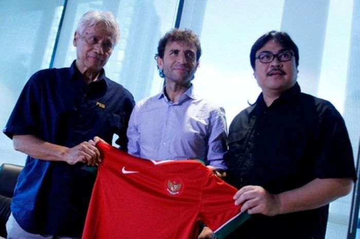 Pelatih tim nasional Indonesia, Luis Milla (tengah), diperkenalkan di Kantor PSSI, Jumat (20/1/2017).
