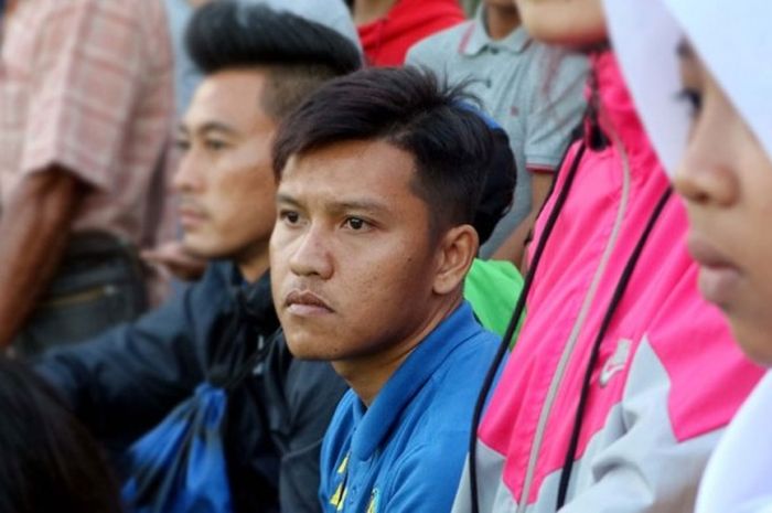 Karena cidera hamstring, Jerico Cristianko berbaur dengan penonton saat ujicoba Arema FC dengan 757 Kepri Jaya yang berakhir dengan skor 0-0 di Pusdik Arhanud Karangploso Malang, Jawa Timur, Selasa (28/03/2017).