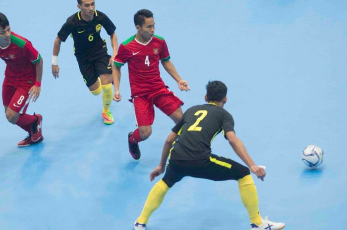 Indonesia bertanding melawan Malaysia pada cabang futsal di Shah Alam Panasonic Sports Conplex, Selasa (22/8/2017). 