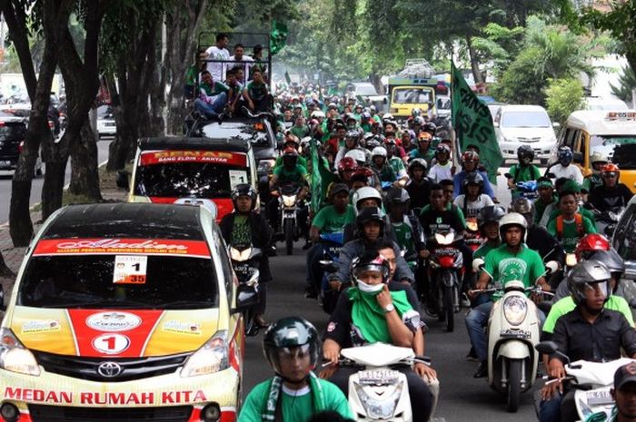 Tiga kelompok suporter PSMS Medan saat menggelar konvoi juara Piala Kemerdekaan 2015 di jalan protokol Kota Medan