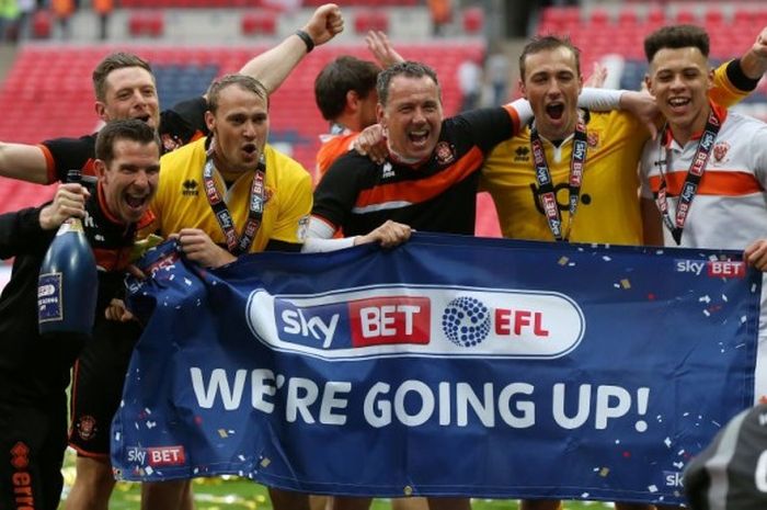 Para pemain dan staf pelatih Blackpool merayakan kemenangan dan promosi ke League One setelah play-off League Two antara Blackpool dan Exeter City di Stadion Wembley, London, 28 Mei 2017.