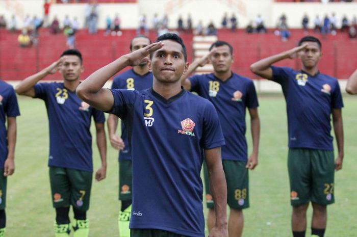 Para pemain PS Tira memberikan hormat saat launching tim untuk musim 2018 di Stadion Sultan Agung, Kabupaten Bantul, Minggu (18/3/2018) sore.    