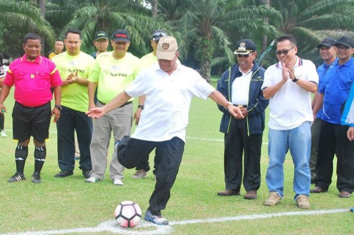 Ketua umum PSSI Edy Rahmayadi menendang pertama saat membuka turnamen sepak bola Deliserdang International Soccer 7’s 2017 di PTPN II Tanjungmorawa, Deliserdang, Sabtu (19/8/2017)