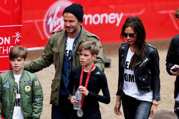 David Beckham dan Victoria bersama keluarganya saat menghadiri acara marathon di London, 26 April 26 2015