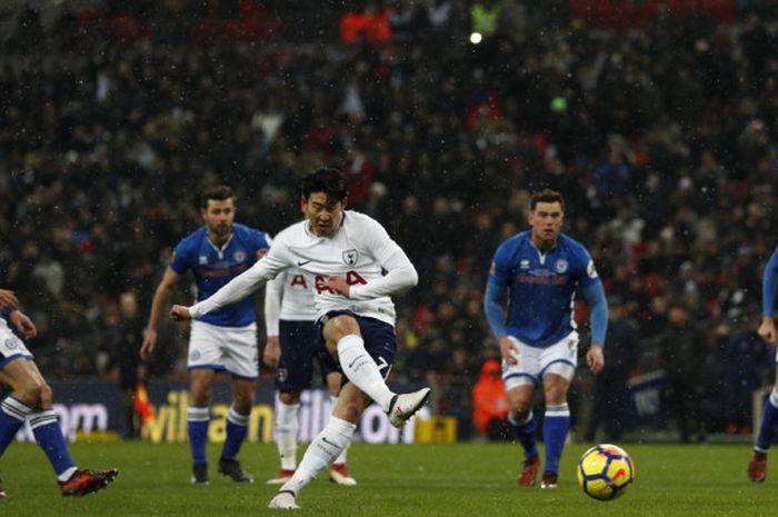  Pemain Tottenham Hotspur, Son Heung-Min (tengah), mengeksekusi penalti dalam laga ulangan babak kelima Piala FA kontra Rochdale di Stadion Wembley, London, Inggris, pada 28 Februari 2018. 