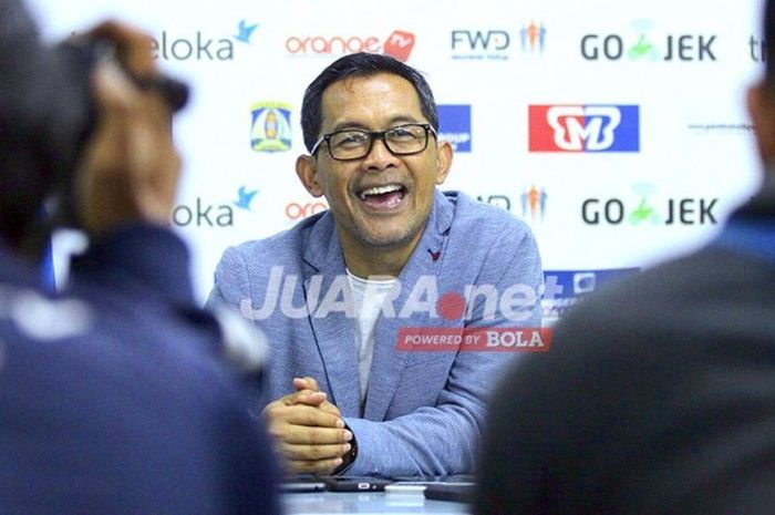 Ekspresi ceria pelatih Aji Santoso saat memberikan keterangan ke media seusai Arema FC mengalahkan tuan rumah Persiba Balikpapan pada laga pekan ketiga Liga 1 musim 2017 di Stadion Gajayana, Kota Malang, Senin (1/5/2017) malam. 