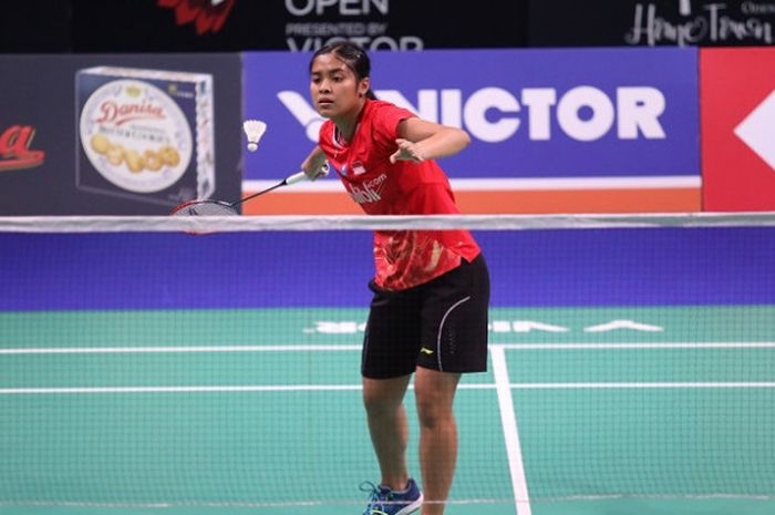 Pebulu tangkis tunggal putri Indonesia, Gregoria Mariska Tunjung, mengembalikan kok ke arah Chen Xiaoxin (China) pada babak pertama Denmark Open 2018 di Odense Sports Park, Selasa (16/10/2018).