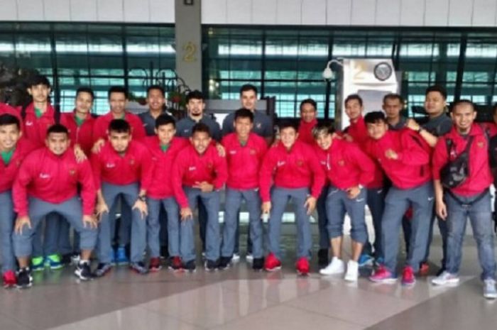 Timnas Futsal Indonesia berpose di Bandara Internasional Soekarno-Hatta, Kota Tangerang, Senin (23/10/2017), sebelum terbang ke Ho Chi Minh City, Vietnam.