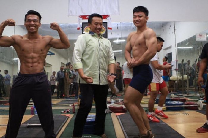 Menpora Imam Nahrawi pose bersama atlet angkat berat