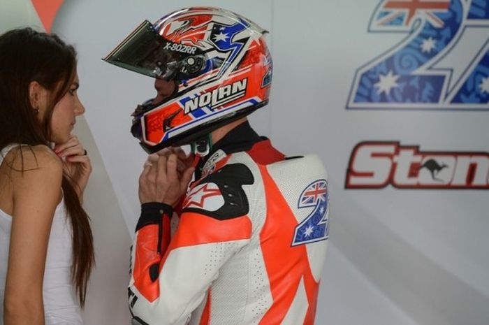 Pebalap Ducati asal Australia, Casey Stoner (kanan), berbicara dengan istrinya, Adriana, pada tes pramusim pertama di Sirkuit Sepang, Malaysia, Selasa (2/2/2016).