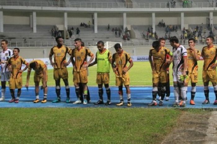     Ekspresi para Pemain Mitra Kukar bersama oficial setelah kalah dari Borneo FC 0-1 pada Derby Kaltim pertandingan Liga1, di Stadion Madya Aji Imbut Tenggarong Kabupaten Kutai Kartanegara Kalimantan Timur, Senin (2/3/2018).    