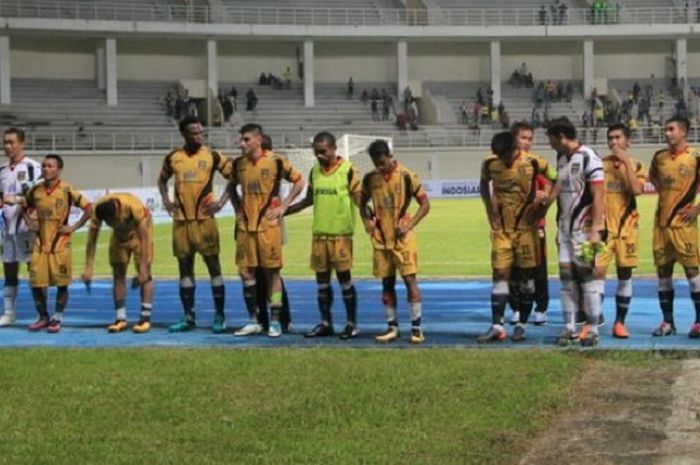   Ekspresi para Pemain Mitra Kukar bersama oficial setelah kalah dari Borneo FC 0-1 pada Derby Kaltim pertandingan Liga1, di Stadion Madya Aji Imbut Tenggarong Kabupaten Kutai Kartanegara Kalimantan Timur, Senin (2/3/2018).  